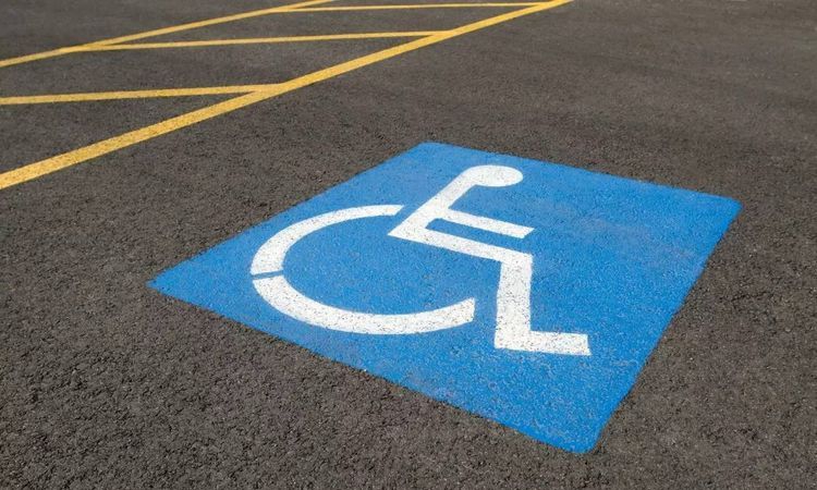 Водіїв штрафуватимуть за паркування на місцях людей з інвалідністю