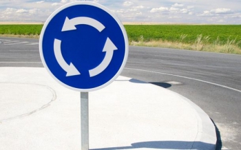 Вступил в силу закон о едином правиле проезда перекрестков с круговым движением
